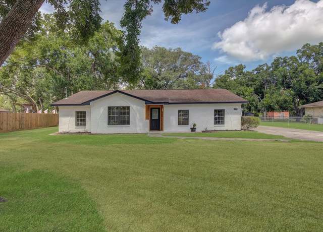 Property at 112 Walnut St, Angleton, TX 77515, 4 beds, 3 baths