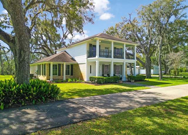 Property at 2015 Pecan Ln, Lake Jackson, TX 77566, 3 beds, 2.5 baths