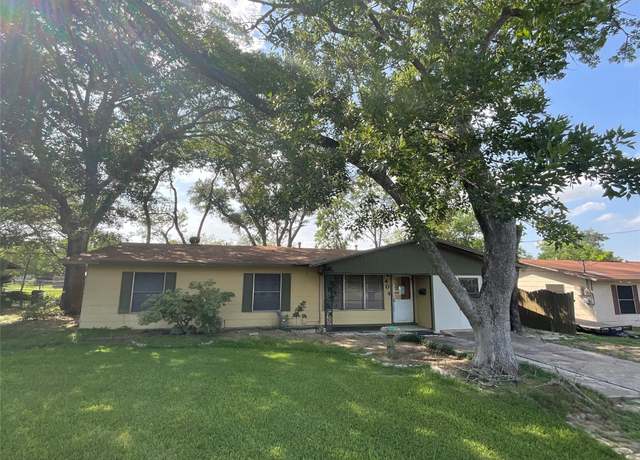Property at 404 Svoboda St, Yoakum, TX 77995, 3 beds, 1 bath