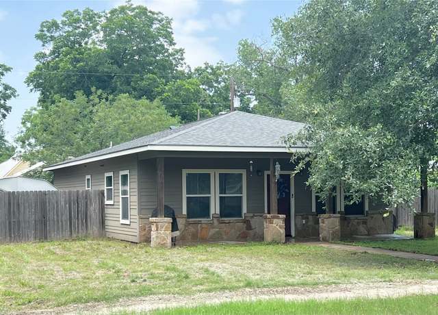 Property at 406 San Jacinto St, Smithville, TX 78957, 3 beds, 2 baths