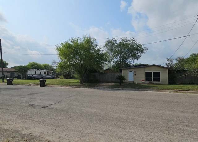 Property at 327 E B Ave, Kingsville, TX 78363, 3 beds, 1 bath