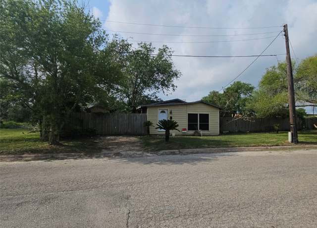 Property at 327 E B Ave, Kingsville, TX 78363, 3 beds, 1 bath