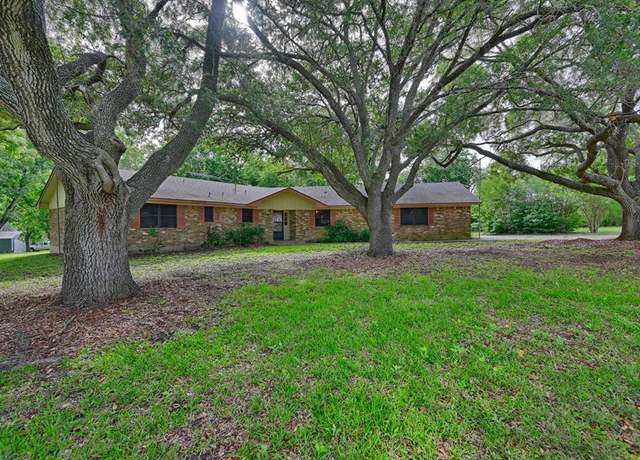 Property at 915 Farmers, Brenham, TX 77833, 3 beds, 2 baths