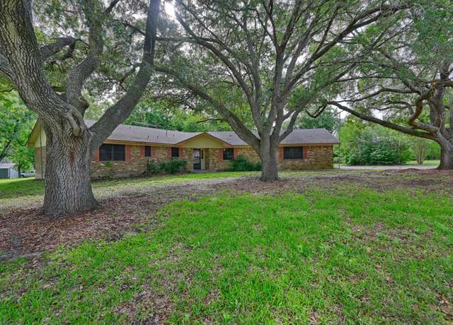 Property at 915 Farmers, Brenham, TX 77833, 3 beds, 2 baths