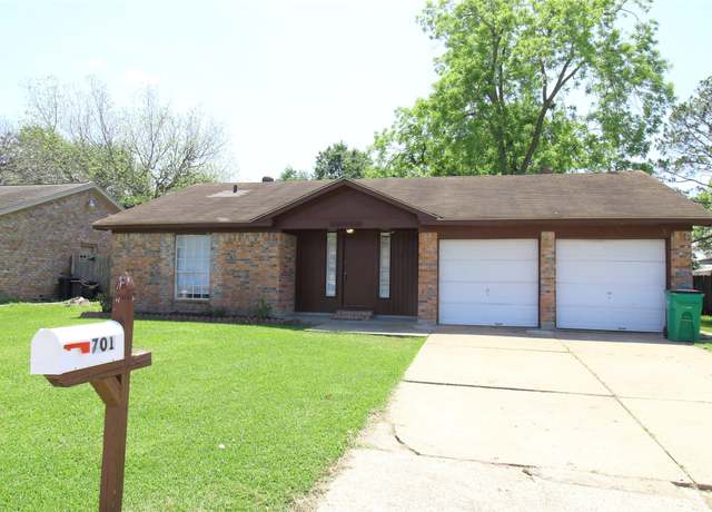Property at 701 Meadowglen Dr, Baytown, TX 77521, 3 beds, 2 baths