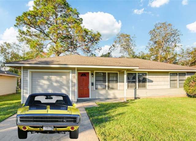 Property at 131 Laurel St, Lake Jackson, TX 77566, 4 beds, 1 bath