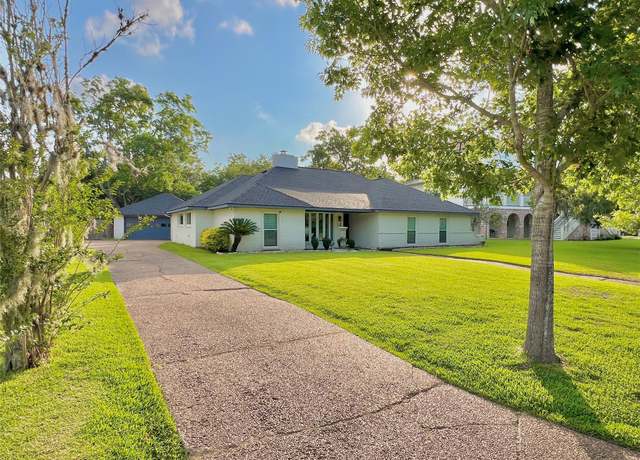 Property at 14 Haverford Ln, Friendswood, TX 77546, 4 beds, 2.5 baths