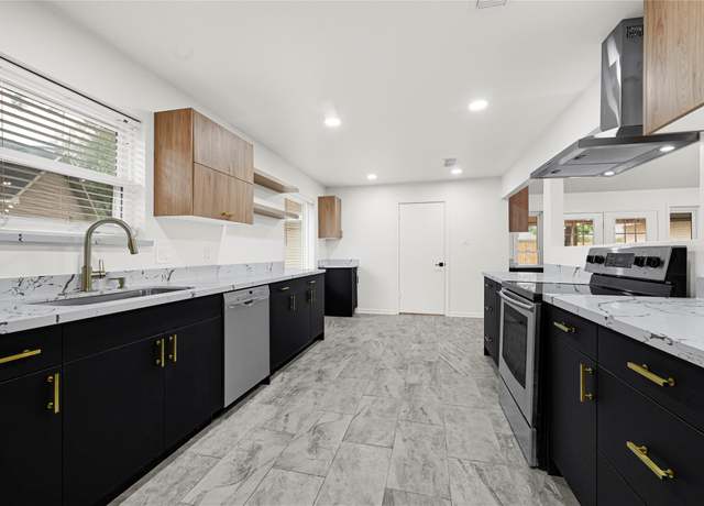 Property at 3211 Lost Hollow Dr, Houston, TX 77339, 3 beds, 2 baths