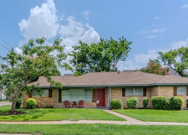 Property at 103 E Janisch Rd, Houston, TX 77022, 4 beds, 2.5 baths