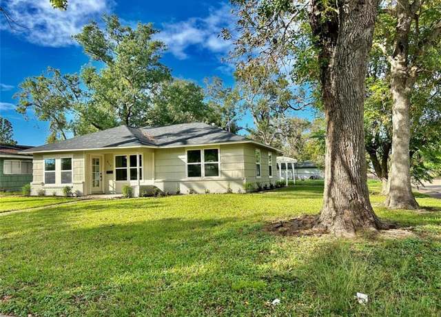 Property at 319 Wisteria St, Lake Jackson, TX 77566, 3 beds, 2 baths