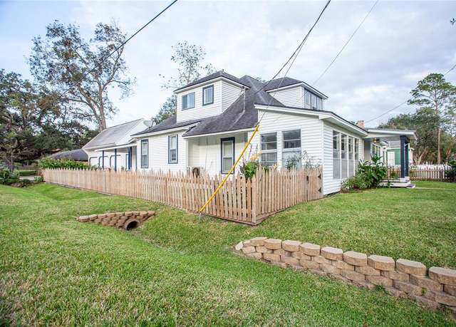 Property at 618 W Lang St, Alvin, TX 77511, 4 beds, 2.5 baths