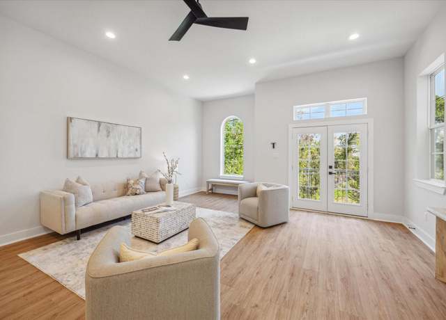 Property at 1033 W 17th St, Houston, TX 77008, 3 beds, 3.5 baths