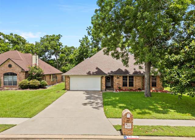 Property at 211 Balsam St, Lake Jackson, TX 77566, 3 beds, 2 baths