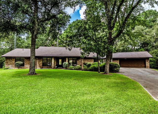 Property at 104 Oakview Cir, Huntsville, TX 77340, 4 beds, 2 baths