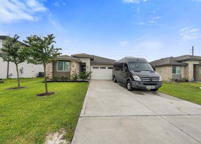Property at 14518 Sweetwater Dr, Baytown, TX 77523, 3 beds, 2 baths