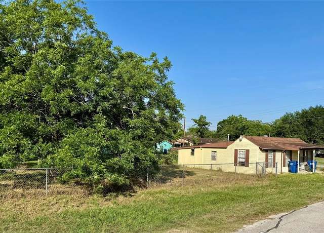 Property at 910 E East St, Eagle Lake, TX 77434, 2 beds, 1 bath