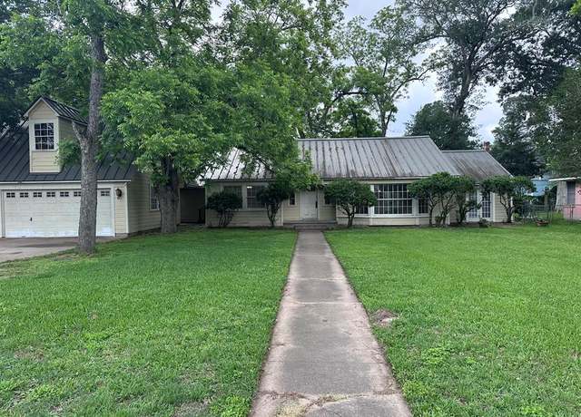 Property at 708 4th St, Sealy, TX 77474, 3 beds, 3 baths