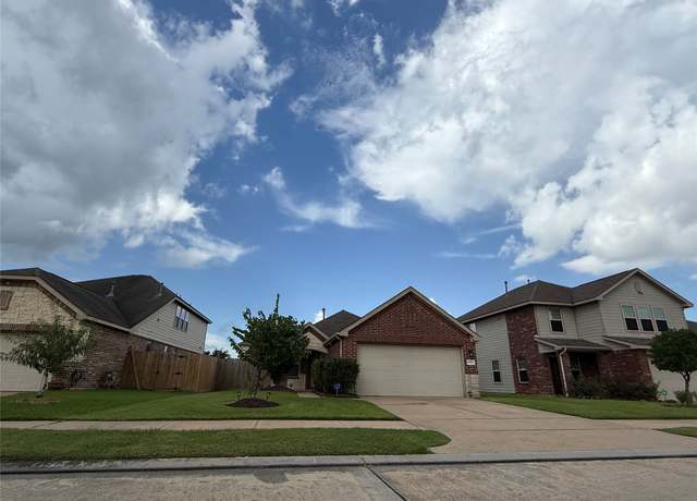 Property at 10926 Clearsable Ln, Houston, TX 77034, 3 beds, 2 baths