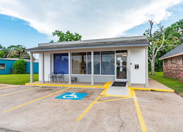 Property at 524 Highway 3, La Marque, TX 77568, 5 beds, 1 bath