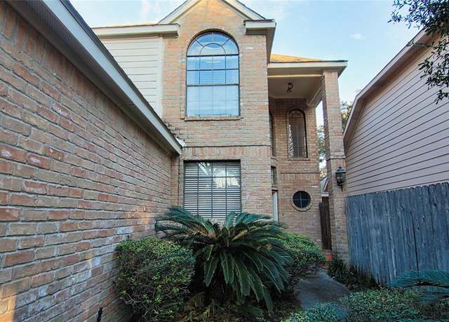 Property at 6890 Oakwood Grv, Houston, TX 77040, 3 beds, 2.5 baths