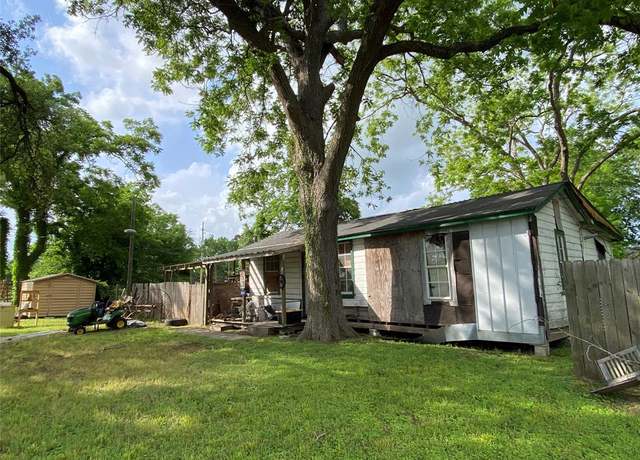 Property at 6538 Railroad St, Wallis, TX 77485, 2 beds, 1 bath