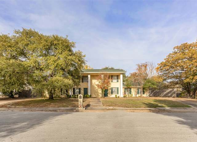 Property at 1805 Briar Oaks Dr, Bryan, TX 77802, 7 beds, 3 baths