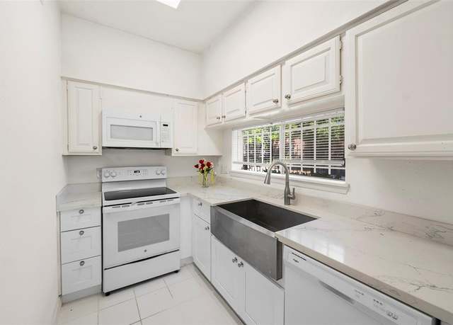 Property at 10855 Meadowglen Ln #916, Houston, TX 77042, 1 bed, 1 bath