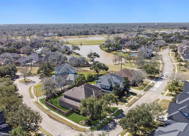 Property at 7514 Shannondale Dr, Sugar Land, TX 77479, 4 beds, 3.5 baths