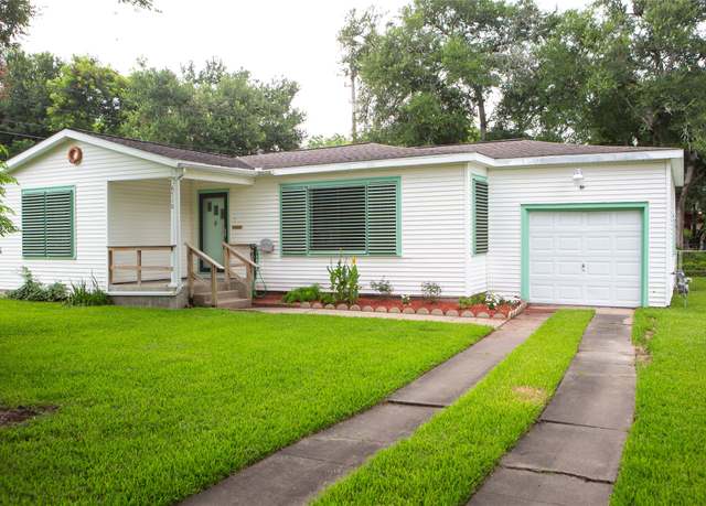 Property at 6718 E Bayou Dr, Hitchcock, TX 77563, 2 beds, 1.5 baths