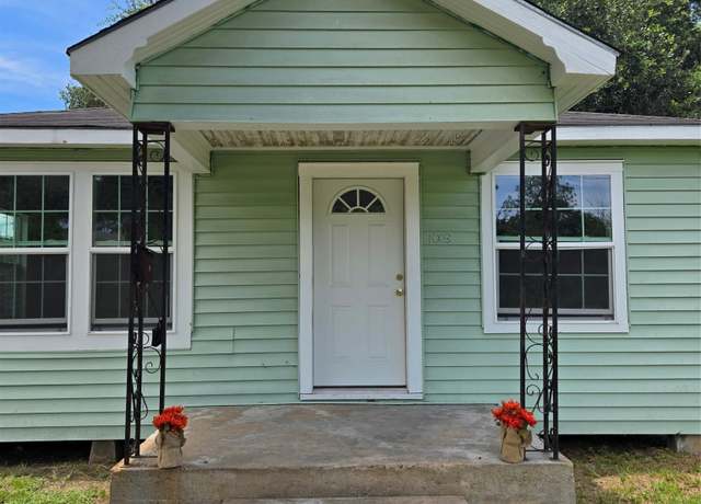 Property at 1003 Merchant St, El Campo, TX 77437, 2 beds, 1 bath