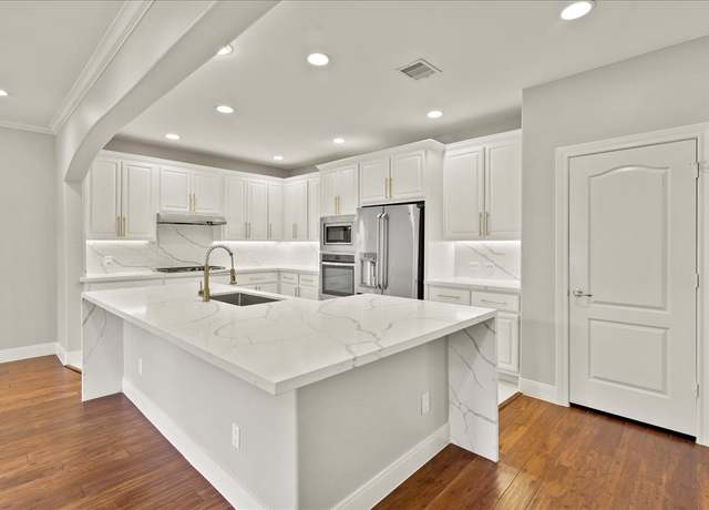 Property at 1518 Bingham St Unit B, Houston, TX 77007, 3 beds, 3.5 baths