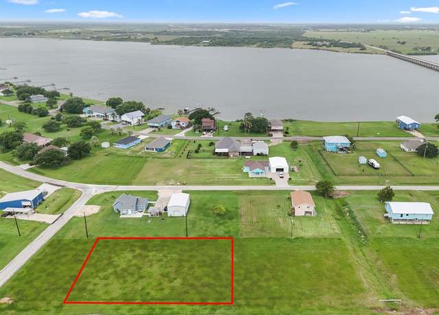 Property at 102 Calumet Dr, Palacios, TX 77465