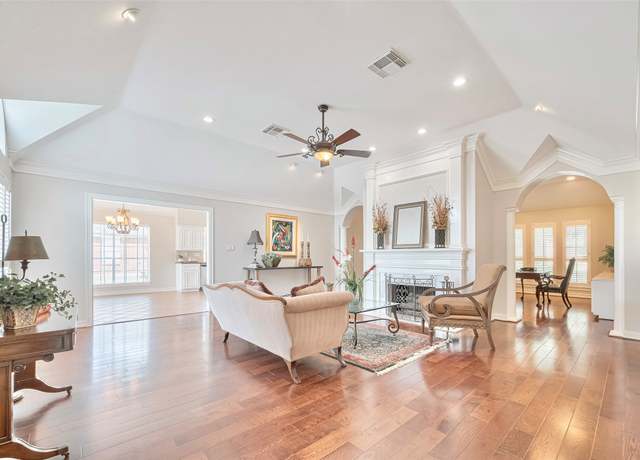 Property at 4910 Canterbury Ln, Sugar Land, TX 77479, 4 beds, 2 baths