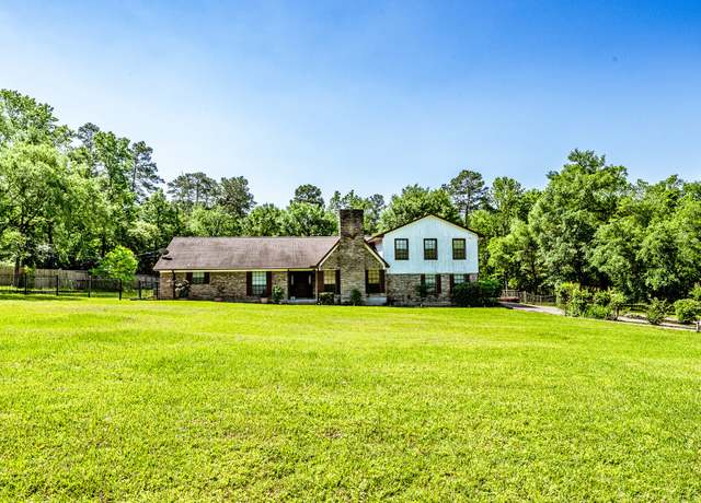 Property at 17 Briar Mdw, Huntsville, TX 77320, 3 beds, 3 baths