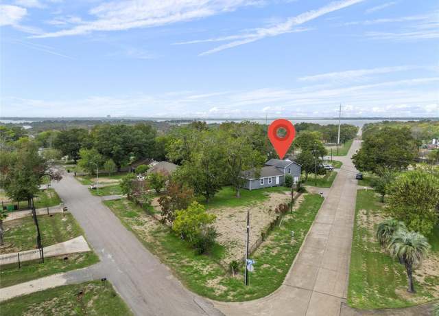 Property at 99 Brownwood Dr, Baytown, TX 77520, 3 beds, 2 baths