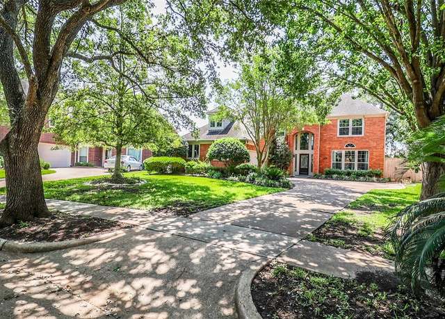 Property at 101 N Hall Dr, Sugar Land, TX 77478, 4 beds, 2.5 baths