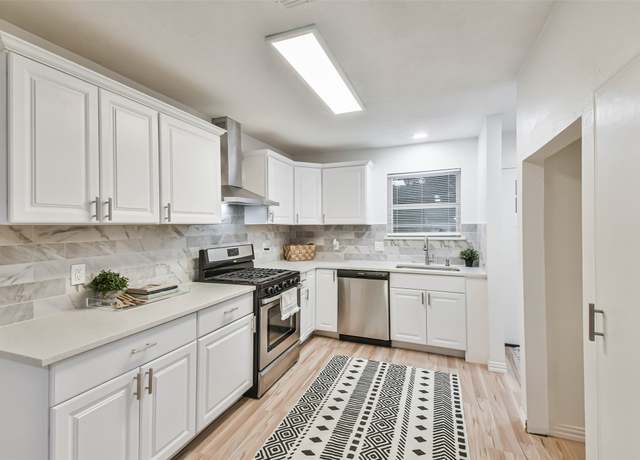 Property at 105 E Wavy Oak Cir, The Woodlands, TX 77381, 3 beds, 1 bath