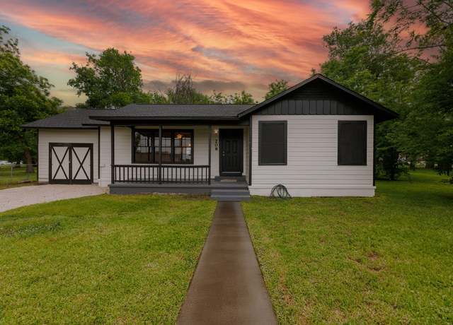 Property at 208 W Jefferson St, Trinity, TX 75862, 2 beds, 1 bath