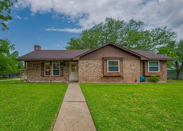 Property at 1745 15th St, Hempstead, TX 77445, 3 beds, 2 baths