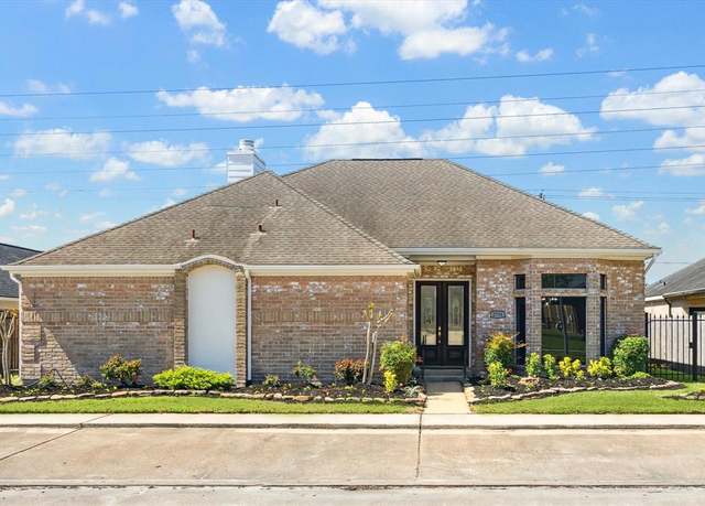 Property at 2708 Country Club Dr, Pearland, TX 77581, 3 beds, 2.5 baths