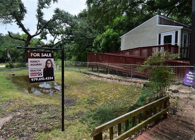 Property at 592 Paloma St, Bay City, TX 77414, 4 beds, 1 bath