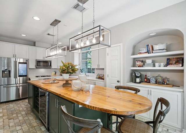 Property at 15 Forest Perch Pl, The Woodlands, TX 77382, 3 beds, 2.5 baths