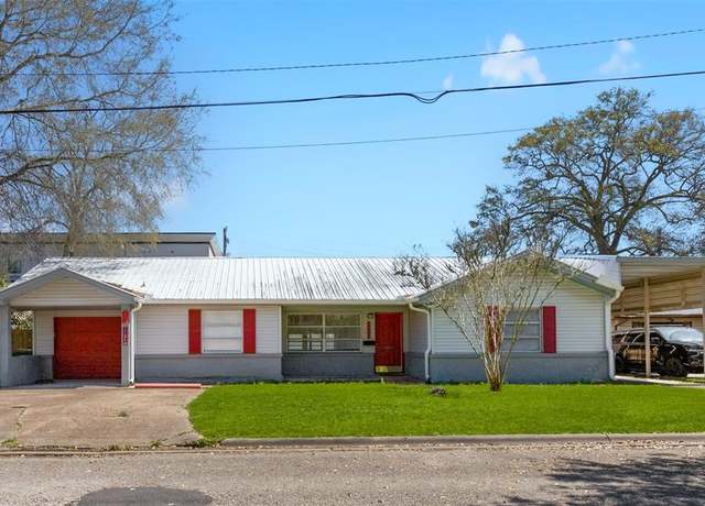 Property at 1104 Woods Dr, Liberty, TX 77575, 5 beds, 4 baths