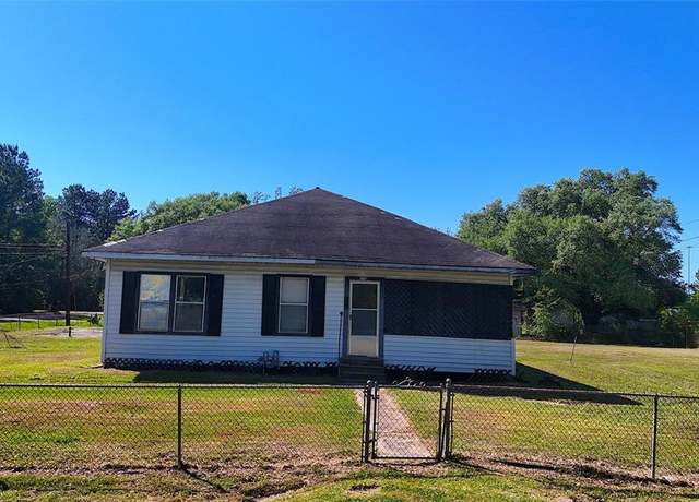 Property at 270 S 9th St, Silsbee, TX 77656, 3 beds, 1 bath
