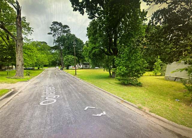 Property at 220 S Jackson Ave, Livingston, TX 77351, 3 beds, 2 baths