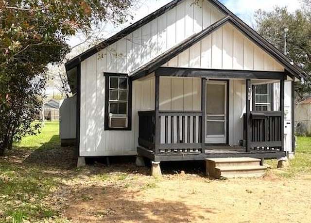 Property at 708 N Wharton St, El Campo, TX 77437, 3 beds, 1 bath
