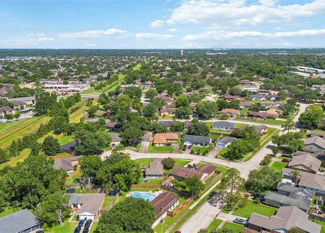 Property at 2602 Pilgrims Point Dr, Webster, TX 77598, 3 beds, 3 baths