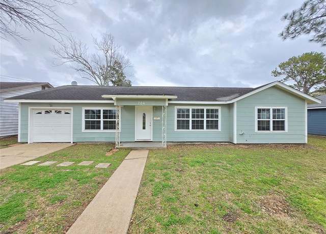 Property at 704 Farley St, El Campo, TX 77437, 3 beds, 1 bath