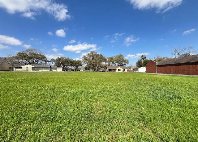 Property at 305 Mayfair Cir, Wharton, TX 77488