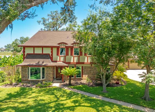 Property at 304 Arrowwood St, Lake Jackson, TX 77566, 4 beds, 3 baths